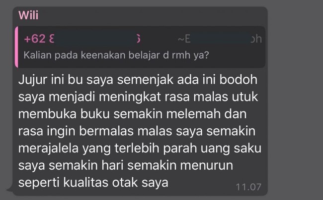 Akibat kelamaan di rumah malah jadi curhat sama gurunya nih.. Yaa yang paling sedih sih uang saku jadi menipis ya selama di rumah aja. Kalian gini juga nggak? Foto: Twitter/@txtdaripelajar