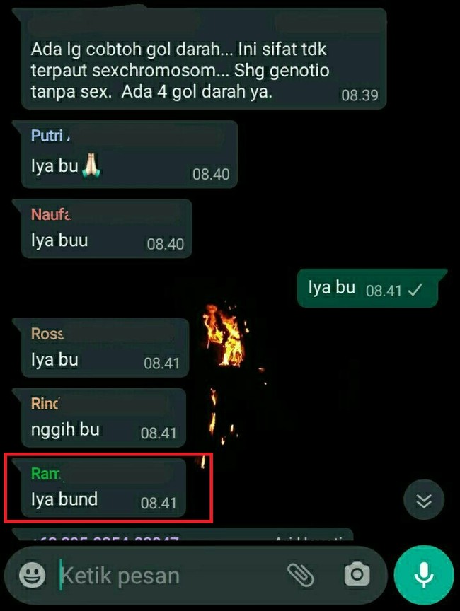 Kekinian banget nih muridnya manggil gurunya dengan sebutan bund. Atau mungkin gurunya memang ibunya sendiri? Foto: Twitter/@collegemenfess