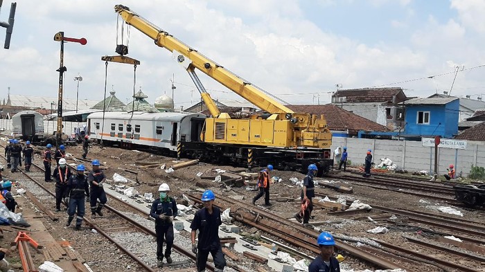 Crane evakuasi gerbong KA anjlok di Malang