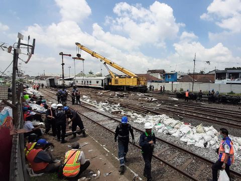 Crane evakuasi gerbong KA anjlok di Malang