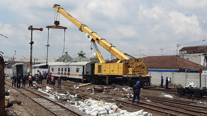 Crane evakuasi gerbong KA anjlok di Malang