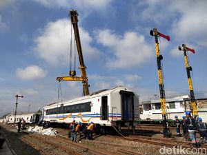 Crane Datang, 2 Gerbong Anjlok Kereta yang Meluncur Sendiri Berhasil Diangkat