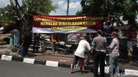 Menurut mereka, imbas dari pemberlakuan jalan satu arah ini membuat jumlah pembeli menurun serta meningkatnya kemacetan lalu lintas.