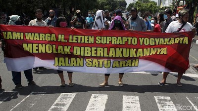 Demo Tolak Kebijakan Satu Arah di Jalan Suprapto Yogyakarta