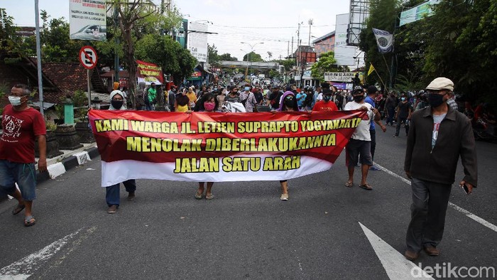 Demo Tolak Kebijakan Satu Arah di Jalan Suprapto Yogyakarta Sejumlah warga dan pedagang yang bertempat tinggal di kawasan Ngampilan, melakukan aksi turun ke jalan menyampaikan aspirasi untuk menolak kebijakan pemberlakuan satu arah di ruas Jalan Letjend. Suprapto, Yogyakarta, Kamis (19/11/2020). Imbas dari pemberlakuan jalan satu arah membuat menurunnya pembeli serta meningkatnya kemacetan lalu lintas.