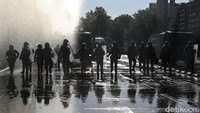 Polisi menembakkan water cannon untuk mencegah pengunjuk rasa mendekati Istana Kepresidenan Moneda.