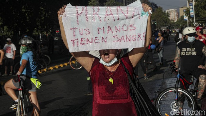 Demonstran Tuntut Presiden Chile Mundur Ratusan orang melakukan aksi protes di Santiago, ibu kota Chile, pada Rabu (18/11) untuk menuntut pengunduran diri Presiden Sebastian Pinera. Tuntutan itu muncul atas praktik penindasan polisi terhadap aksi protes soal masalah sosial di negara itu.
