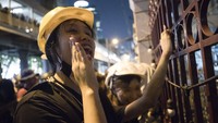 Sebagian pengunjuk rasa datang dengan memakai helm, kacamata, hingga masker gas. AP Photo/Wason Wanichakorn.