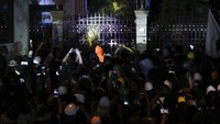 Demonstran juga menyemprotkan cat ke dalam kompleks kantor polisi. AP Photo/Sakchai Lalit.