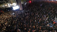 Serangan ke markas polisi itu dilakukan sehari setelah kericuhan yang terjadi dalam aksi yang mengakibatkan lebih dari 50 orang terluka. AP Photo/Sakchai Lalit.