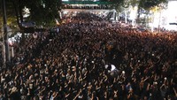 Gerakan protes yang menyerukan reformasi konstitusional pada sistem yang menurut para demonstran telah mengakar dengan kekuatan militer, telah muncul sebagai tantangan terbesar bagi pemerintah Thailand selama bertahun-tahun. AP Photo/Sakchai Lalit.