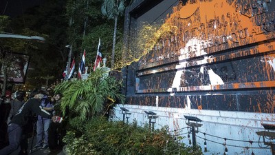 Demonstran Pro-Demokrasi Serbu Markas Polisi di Thailand