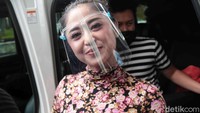 Dewi Perssik tetap cantik dan seksi kan Guys? Pool/Noel/detikFoto.