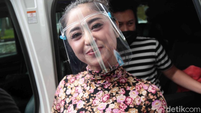 Dewi Perssik saat ditemui di kawasan Trans TV.