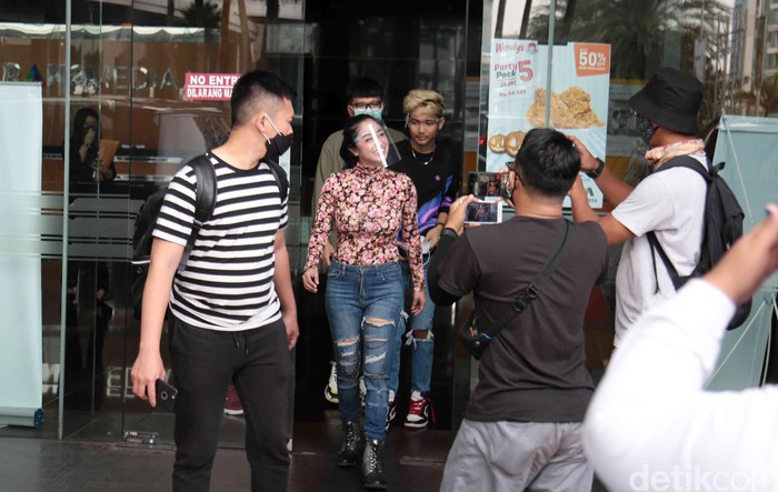Dewi Perssik Dewi Perssik saat ditemui di kawasan Trans TV.