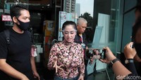 Dewi Perssik sudah dinanti oleh awak media. Pool/Noel/detikFoto.