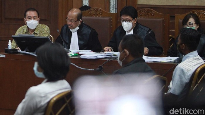 Djoko Tjandra Kembali Jalani Sidang Lanjutan Terdakwa Djoko Tjandra kembali jalani sidang lanjutan di Pengadilan Tipikor. Sidang suap penghapusan status red notice interpol tersebut beragendakan pemeriksaan 8 saksi.