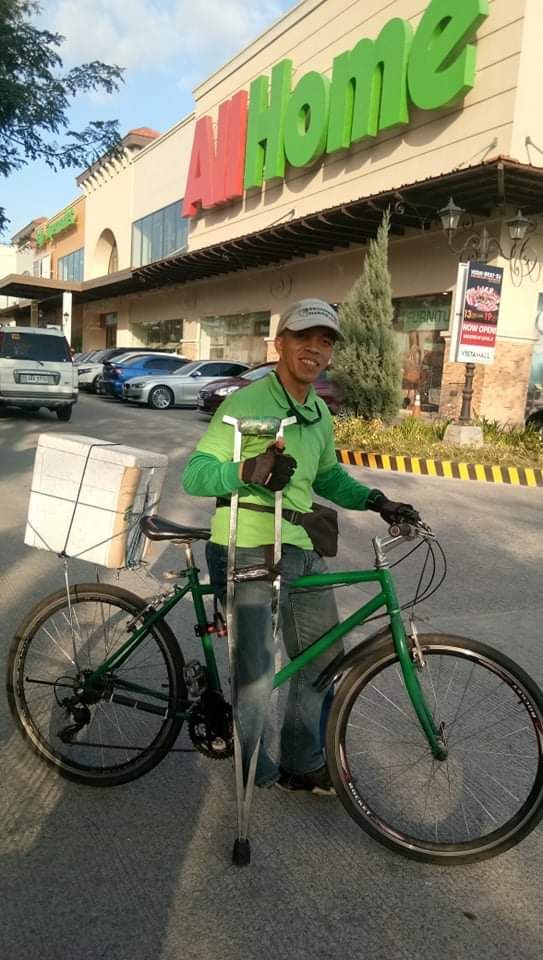 Driver Ojol Tetap Semangat Antar Makanan Hanya dengan Satu Kaki