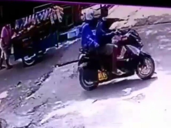 Dua pelaku menjambret tukang sayur di Bekasi, Jawa Barat (tangkapan layar)