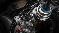 Ducati menyempurnakan Panigale V4 SP dengan perangkat elektronik yang di dalamnya terdapat Race Riding Mode. Ini memungkinkan pengendara untuk menyimpan dua pemetaan mesin dan pengaturan suspensi yang  berbeda. Ada mode Race A dan Race B. Pilihan mode itu tergantung kondisi lintasan. Foto: Dok. Ducati