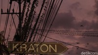 Migrasi burung tersebut terlihat di kawasan simpang empat Jalan Suryotomo.