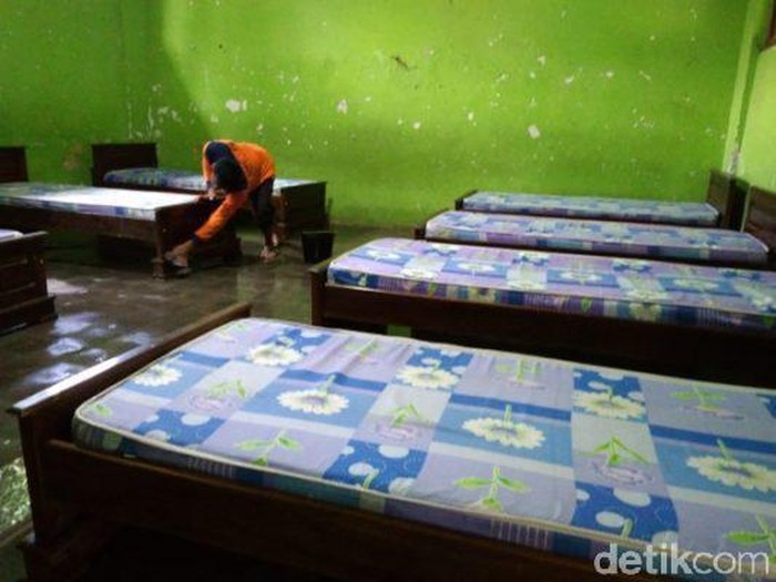 Gedung isolasi pasien COVID-19 di Kabupaten Kediri telah penuh. Kini Satgas Percepatan Penanggulangan COVID-19 setempat menambah gedung isolasi di SDN Pelem 2, Kecamatan Pare.