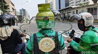 Driver ojek online itu sempat menyita perhatian pengendara motor lainnya.