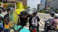 Helm yang dipakai itu didesain mirip tabung gas elpiji 3 kilo atau dikenal dengan gas melon.