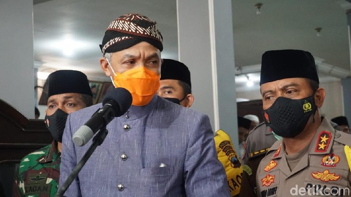 Gubernur Jateng Ganjar Pranowo saat mengunjungi kediaman Habib Luthfi bin Yahya di Kota Pekalongan, Kamis (19/11/2020).