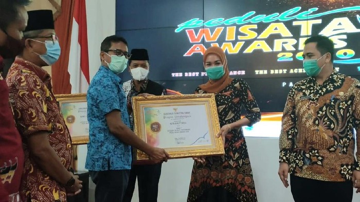 Gubernur Sumatera Barat Irwan Prayitno menyerahkan langsung Peduli Wisata Award dan GIPI (Gabungan Industri Pariwisata Indonesia) Award (Dok. Istimewa).