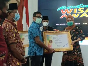 Gubernur Sumbar Serahkan Langsung Peduli Wisata Award-GIPI Award 2020