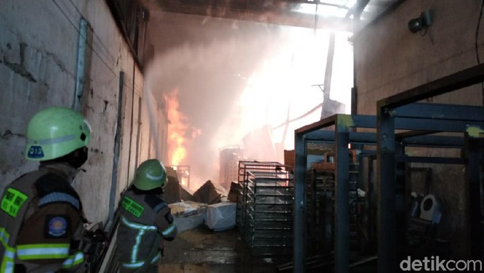 Gudang kasur dan tembaga di Cimahi terbakar