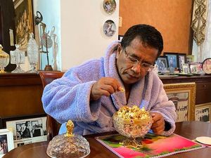 Hotman Paris Beli Popcorn Emas Rp 50 Juta hingga Cara Benar Minum Madu