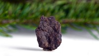 Selain perjalanan antargalaksi, orang super kaya juga membeli suvenir dari luar angkasa. Faktanya, minat pada meteorit dari kolektor kaya dan terkenal membuat harga batu naik secara dramatis. (iStock)