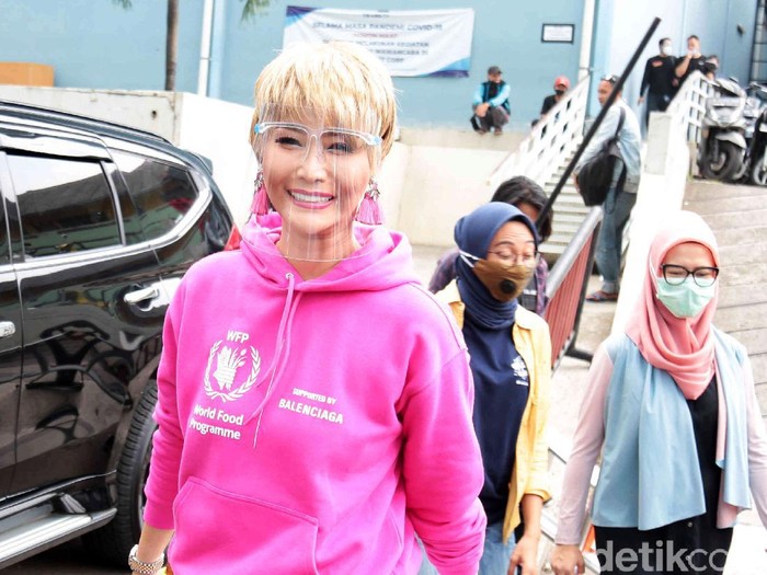Inul Daratista saat ditemui di studio Trans TV.