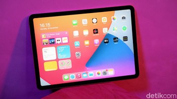 Layarnya mengusung Liquid Retina Display berukuran 10,9 inch dengan resolusi 2.360 x 1.650 pixel. Selain itu membawa fitur True Tone dan dilapisi anti-reflective. Foto: Adi Fida Rahman/detikINET