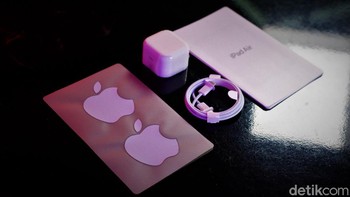 Dalam paket penjualannya Apple masih menyertakan charger, kabel USB Type C to C, panduan penggunaan dan stiker. Foto: Adi Fida Rahman/detikINET