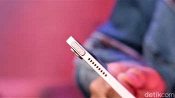 Di sisi samping terdapat tombol power yang menyatu dengan sensor sidik jari. Foto: Adi Fida Rahman/detikINET