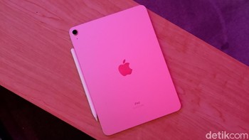 Apple memodali tablet barunya ini dengan chipset baru A14 Bionic. Chip ini memiliki fabrikasi 5nm dengan enam inti CPU dan 11,8 miliar transistor. Foto: Adi Fida Rahman/detikINET