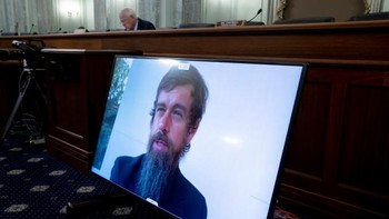 Ironisnya, jenggot Dorsey jadi bahan candaan di Twitter ciptaannya. Beberapa menilainya negatif karena Dorsey terlihat kumuh. Katanya orang terkaya kok beli pisau cukur saja tidak bisa? Jenggot Dorsey tumbuh seiring dengan kekayaannya, demikian tulis beberapa netizen. Foto: istimewa