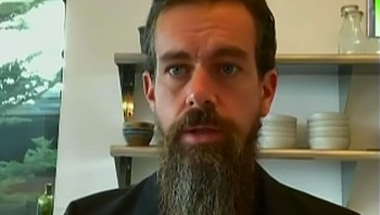 Ini penampilan terbaru Jack Dorsey kala meeting online dengan para senator. Hadir pula saat itu CEO Facebook Mark Zuckerberg dan CEO Alphabet, Sundar Pichai. Jenggot Dorsey yang sangat lebat menyita perhatian. Foto: istimewa