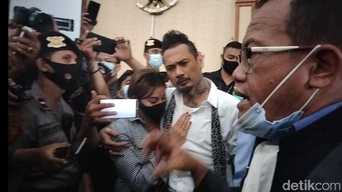 Jerinx dan Nora usai sidang.