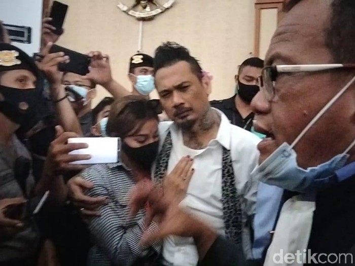 Jerinx dan Nora usai sidang.