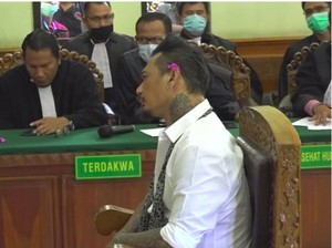 Helaan Napas Jerinx Tengok Nora Alexandra saat Divonis 1 Tahun 2 Bulan Penjara
