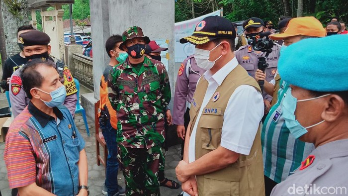 Kepala BNPB Doni Monardo saat mengunjungi pengungsi Gunung Merapi di Klaten, Kamis (19/11/2020).