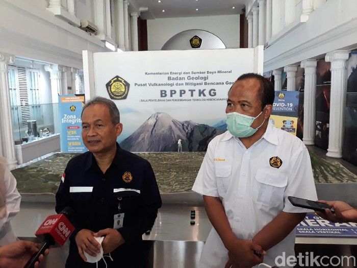 Kepala PVMBG, Badan Geologi, Kementerian ESDM, Kasbani (kanan) dan Kepala Badan Geologi Kementerian ESDM RI Eko Budi Lelono di kantor BPPTKG, Yogyakarta,  Kamis (19/11/2020).