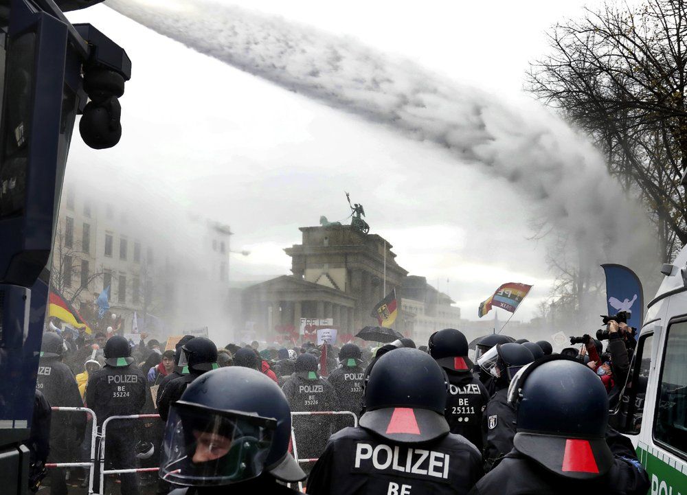 Kerumunan massa pemprotes UU soal Pandemi COVID-19 di Berlin, Jerman, 18 November 2020. (Michael Sohn/AP Photo)(