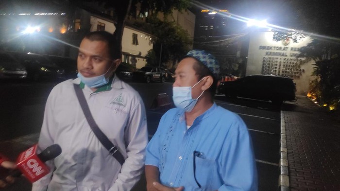 Ketua Panitia Acara Habib Rizieq, Haris Ubaidillah (kanan) didampingi pengacara FPI Aziz Yanuar (kiri) usai diklarifikasi di Polda Metro Jaya.