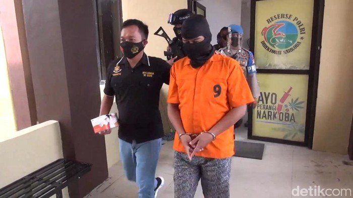 Lanning ditangkap Polda Sulbar karena menjadi kurir sabu.