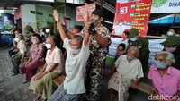Dalam senam tersebut, ada yang sambil duduk di kursi maupun berdiri.